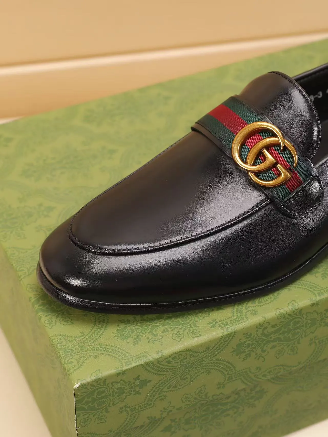 Men's men's shoes 💰440 🆘【GUCCI】Gucci ·🐂里· Hot-selling beanie shoes, top brand luxury, top quality, latest fashion beanie shoes.. The upper is made of original high mercerized smooth cow suede. (Full top-layer water-dyed 🐂 leather and lining). The original stylish and stylish soft rubber wear-resistant and non-slip outsole is light and comfortable on the foot, available in 2 colors! Matching code: 39-45 (38.46. Customized)